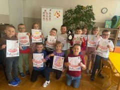 Grupa dzieci z perłami Białegostoku